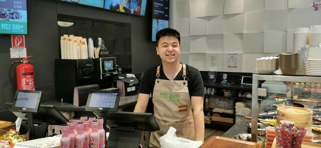 Kevin Chen steht bei "Mei Shi" oft selbst hinter der Theke. | Foto: Martin Zimmermann