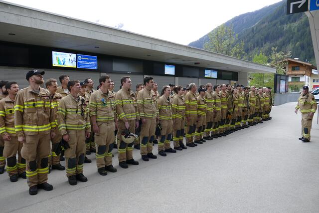 Die Feuerwehren stellten ihr Können unter Beweis. Die Übung war ein voller Erfolg.  | Foto: Kreidl