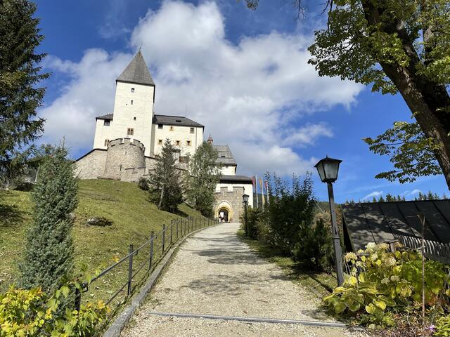 Mit dem Salzburger Familienpass gibt es im ganzen Bundesland vergünstigte Angebote, so zum Beispiel auf der Burg Mauterndorf. | Foto: sm