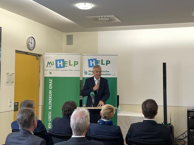 Gerhard Stark, Vorstandsvorsitzender der KAGes, sieht in der Revitalisierung des Heliports einen wichtigen Meilenstein für die Gesundheitsversorgung in der Region. | Foto: Regionalmedien Steiermark/Vorraber