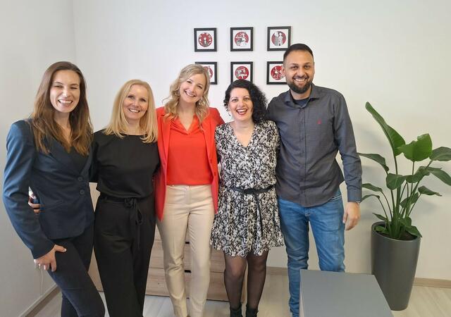 Verena Sury, Melanie Ostheimer und die drei weiteren österreichischen Franchise-Partner | Foto: Mary Poppins