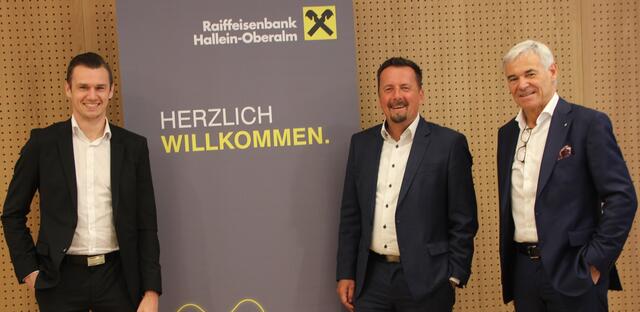 Führungsteam der Raiffeisenbank Hallein-Oberalm (v. l.): Matthias Pichler (Prokurist), die Direktoren Alois Innerhofer und Herbert Weiss | Foto: Martin Schöndorfer, 2024