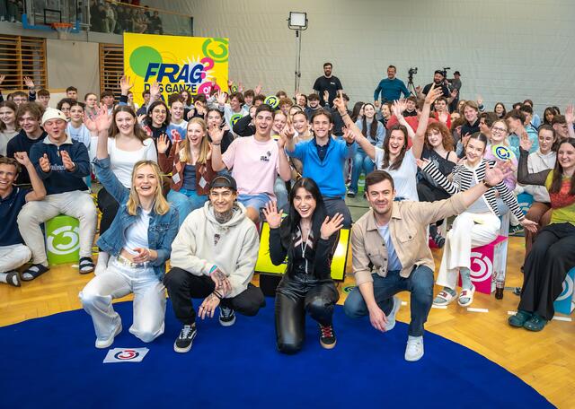 Die Hosts Tina Ritschl (g.l.) und Philipp Bergsmann(g.r.) von "Frag das ganze Land" mit Content-Creator Dominic Truppe und Sängerin Anna-Sophie mit den Schülerinnen und Schülern des BG/BRG Lerchenfeld | Foto: Hitradio Ö3/Martin Domkar
