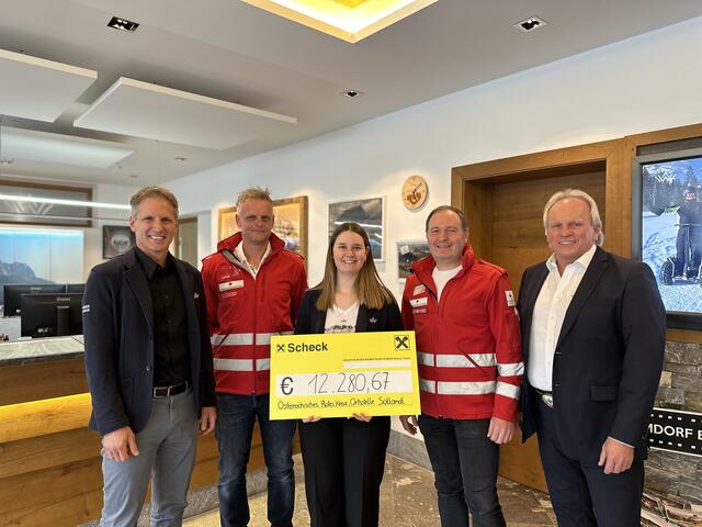 Im Bild (v.l.n.r.): Lukas Krösslhuber (Geschäftsführer TVB Wilder Kaiser), Michael Peter Moser (Bezirksstellenleiter Rotes Kreuz Kufstein), Marie Haunold (Projektverantwortliche TVB Wilder Kaiser), Horst Baumgartner (Ortsstellenleiter Rotes Kreuz Söllandl) und Peter Moser (TourismusManager Ellmau) | Foto: TVB Wilder Kaiser 