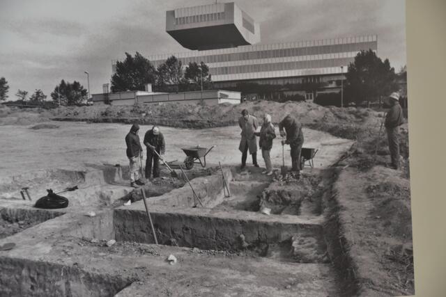Grabungsarbeiten bei der Unterlaaer Kirche, im Hintergrund stand ein AUA-Gebäude. | Foto: Karl Pufler/RMW
