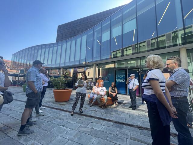 Fremdenführerin Barbara Zöhrer erzählt Anekdoten und lustige Geschichten über die Stadt und ihre Persönlichkeiten. | Foto: Katharina Lagler