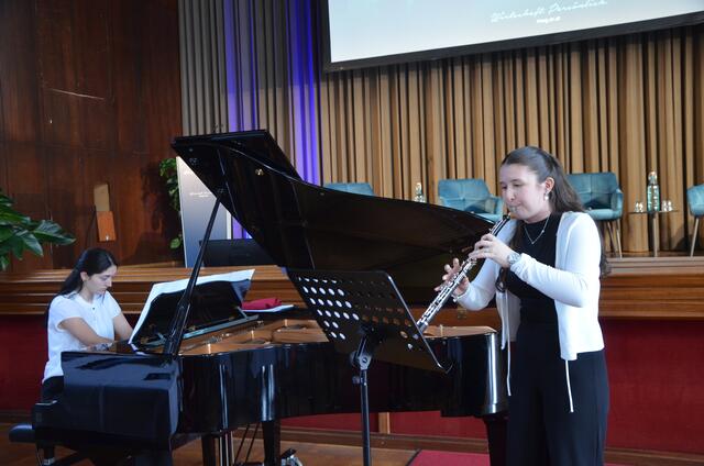 Ramona Angerer (Klavier) und Sophie Brunner (Oboe)