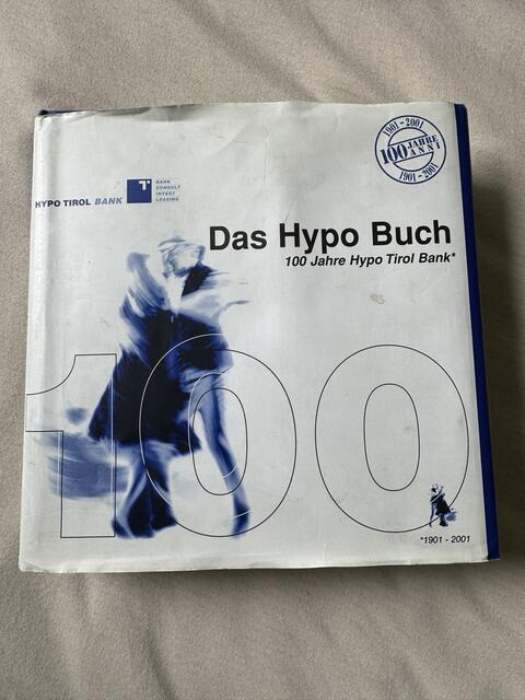 Das besagte Hypo-Buch von 2001 anläßlich von 100 Jahren Landesbank. | Foto: Herbert Waltl