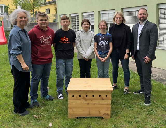 Direktorin Maria Theresia Luckeneder (l.) und Boris Stoiber (r.) mit Schülern und Wurmkiste. | Foto: MS Schärding