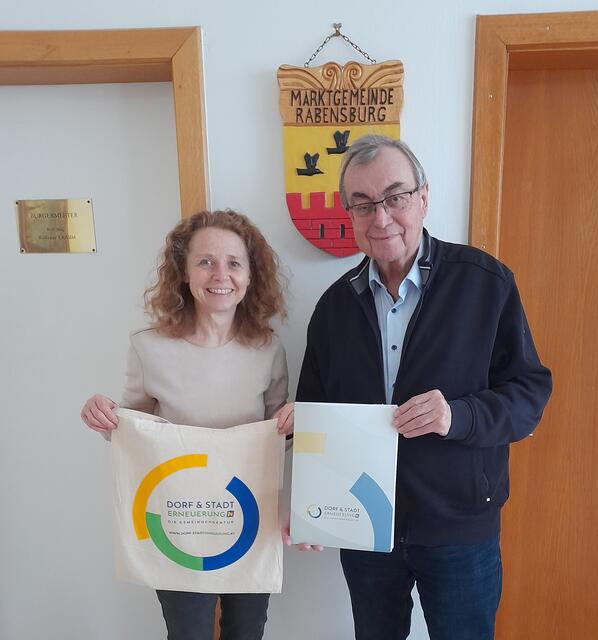 Rabensburg: Regionalberaterin Doris Haidvogl mit Bürgermeister Wolfram Erasim  
 | Foto: Dorf- &amp; Stadterneuerung/Doris Haidvogl 