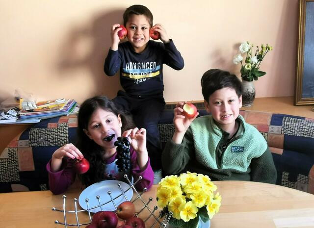 Gesunde Jause: Für Anna, Jonathan und Samuel gehört Obst und Gemüse zum täglichen Speiseplan dazu. | Foto: Josef Messirek