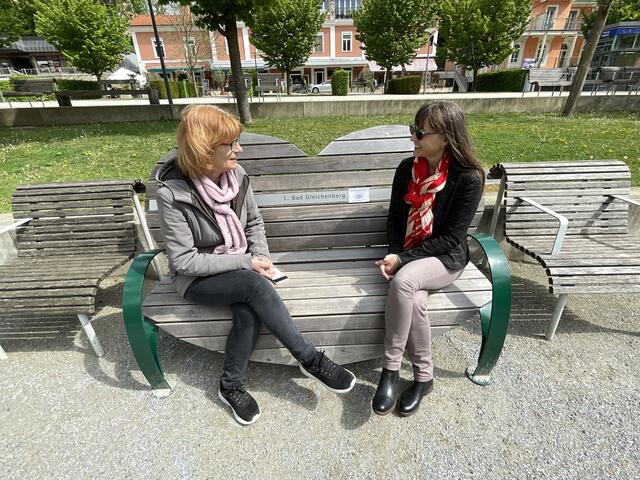 Laden zum Reden am "Dischgriarbankerl" ein: Marianne Müller-Triebl (l.) und Brigitte Kosma. | Foto: RegionalMedien