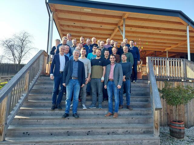 Die Vertragslandwirte mit Scheuwimmer, Aichberger und Falkensteiner (1. Reihe v. l.) bei der Programmvorstellung am Frellerhof in Mauthausen. | Foto: BWSB