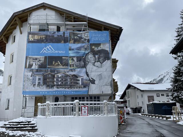 Ein großes Transparent an der Fassade des Jagdhauses weist auf die großen Umbaumaßnahmen hin. | Foto: Reichel