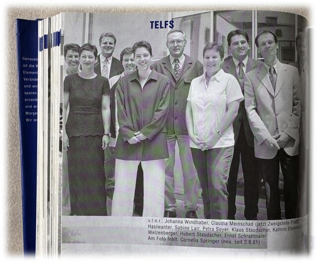 Aus dem 100-Jahre-Buch der Hypo Tirol von 2001.
Das Team der Geschäftsstelle Telfs mit Sabine Lair, verheiratete Sabine Miedler. | Foto: Marcantonio Marino