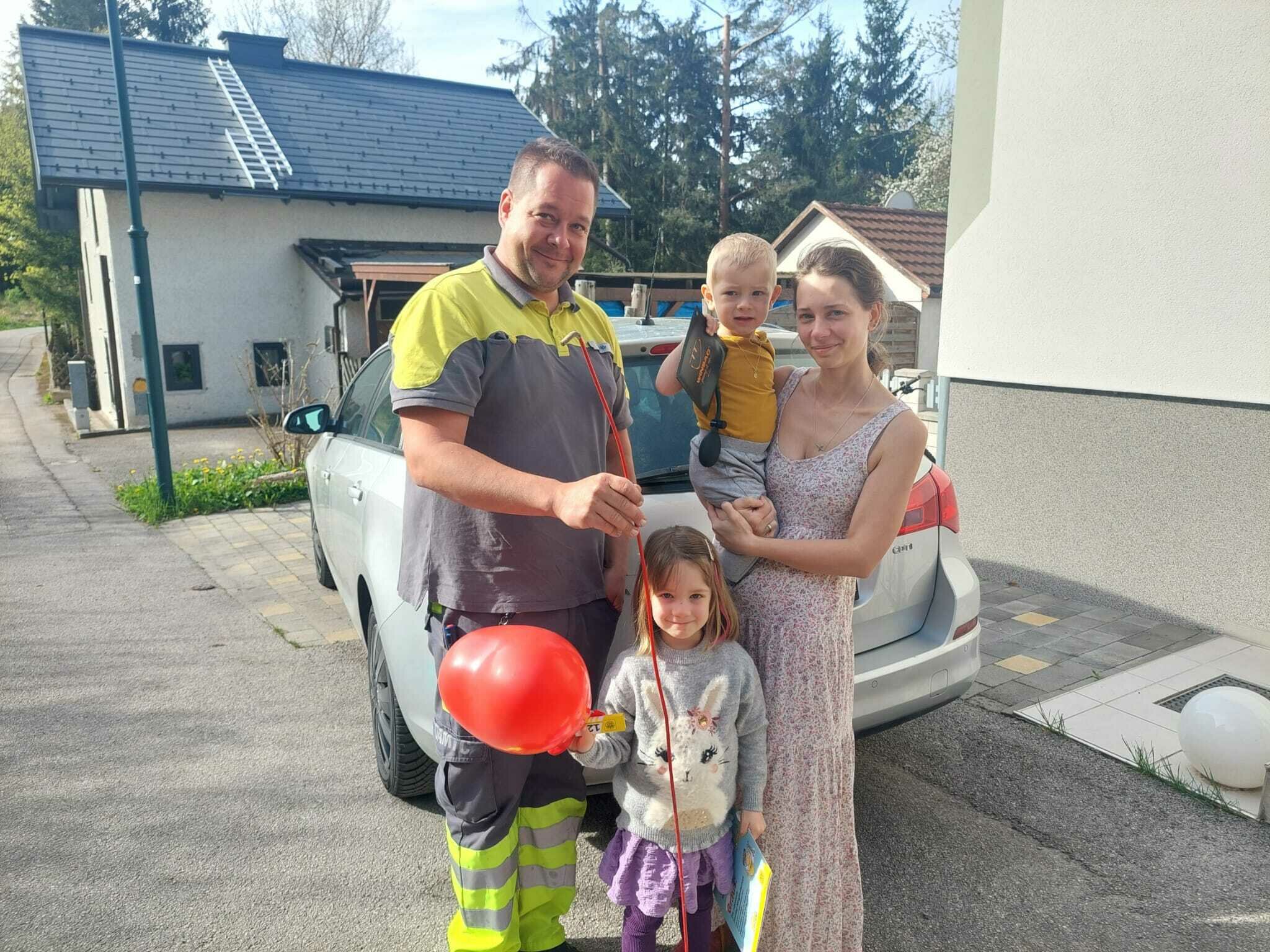 Emergency situation: ÖAMTC breakdown assistant frees toddler from locked ...