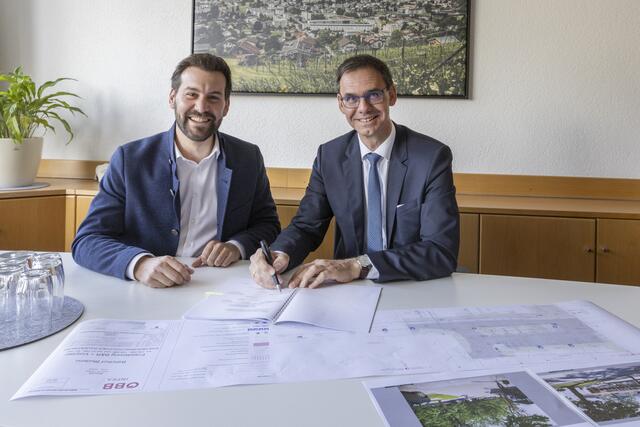Bürgermeister Simon Tschann (links) und Landeshauptmann Markus Wallner bei der Vertragsuntzeichnung.  | Foto: Land Vorarlberg/Cornelia Hefel