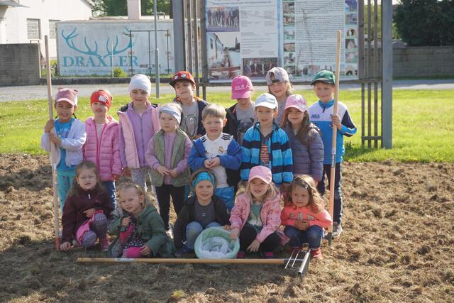 Fleißige Helfer vom Kindergarten streuten eine Blühwiese. | Foto: Michael Strini