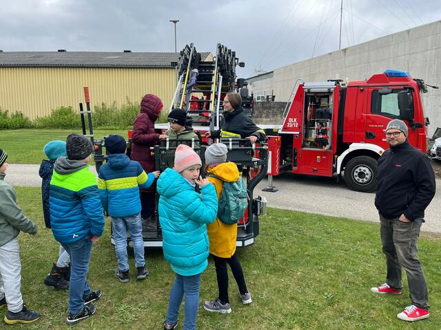 Den krönenden Abschluss bildete die Drehleiter-Station, wo die Kinder alles über das Sonderfahrzeug und seine Ausrüstung erfuhren. | Foto: Feuerwehr Waidhofen/Thaya