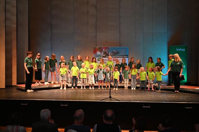 Der Kinderchor Mlada Podjuna unter der Leitung von Miriam Smolnik und Traudi Katz-Lipusch eröffnete den Konzertabend. | Foto: Wolfgang Michael König
