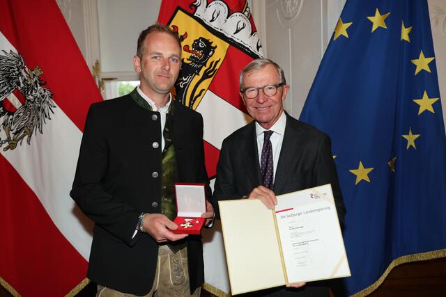 Verleihung des Lebensrettungs-Verdienstzeichens des Landes Salzburg an Richard Salchegger aus Altenmarkt. Im Bild mit Landeshauptmann Wilfried Haslauer (re.) | Foto: Land Salzburg / Franz Neumayr