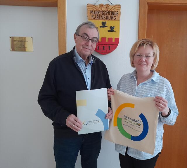 Rabensburg: Bürgermeister Wolfram Erasim mit Projektmanagerin Friederike Tagwerker  | Foto: Dorf- &amp; Stadterneuerung/Doris Haidvogl 