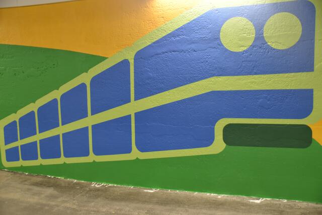 Auch eine U-Bahn findet man im neugestalteten Kästenbaumtunnel.  | Foto: Karl Pufler/RMW