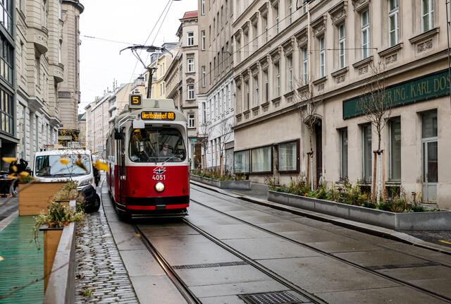 Mit dem Auto fuhr der Fahrer oder die Fahrerin in die Straßenbahn. Eine Person wurde leicht verletzt. (Archiv) | Foto: Manfred Helmer/Wiener Linien