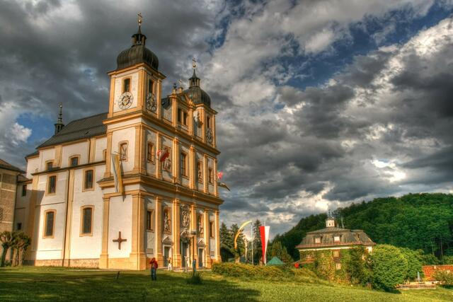Das Projekt „Kirche in der Region“ soll seelsorgliche Angebote und kirchliche Strukturen vor Ort und in der Region sicherstellen. Im Bild: Die Wahlfahrtskirche Maria Plain im Salzburger Flachgau. | Foto: Emma Sommeregger