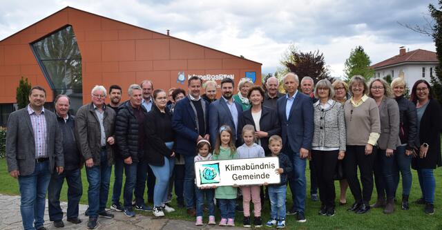 Landesrätin Ursula Lackner mit Bgm. Bernd Hermann LAbg. Andreas Thürschweller, Gemeinderätinnen und Gemeinderäten, sowie Volksschul-Direktorin Nicole Koch-Reißer und seitens des Kindergartens Maria Katritschenko. | Foto: Josef Strohmeier