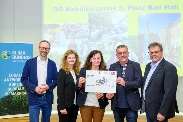 Geschäftsführer Norbert Rainer (beide Klimabündnis OÖ), Jutta Rinner (Vorständin Linz AG), Maria Riegl (Vizebürgermeisterin Bad Hall), Christian Weinberger (GR Bad Hall), NAbg. Gerhard Deimek.  | Foto: LINZAG