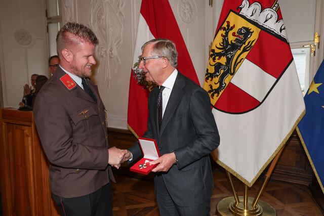 Verleihung des Verdienstzeichens des Landes Salzburg an Markus Buzanich aus Schwarzach. Im Bild mit Landeshauptmann Wilfried Haslauer (re.) | Foto: Land Salzburg / Franz Neumayr