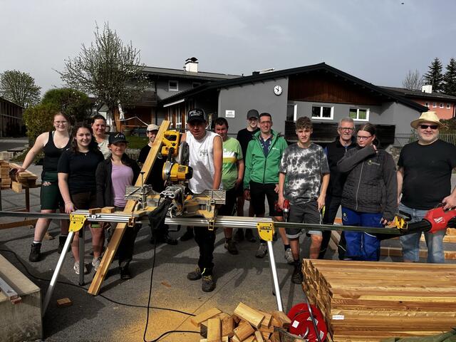 Die Schülerinnen und Schüler, die Lehrer und die Dorfmeister werkelten fleißig.  | Foto: SOS Kinderdorf