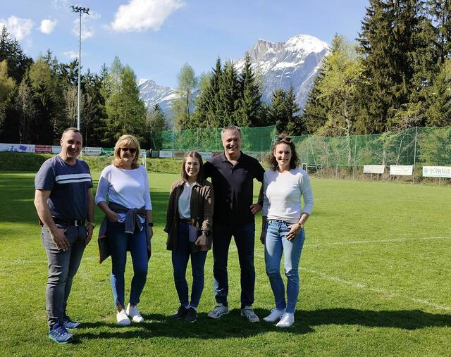 Sportstättenerhebung in Flaurling, v.l.n.r.: Martin Hellbert (FFW-Flaurling), Bürgermeisterin Brigitte Praxmarer (Flaurling), Julia Staudegger ISW, Hubert Praxmarer (FC Flaurling/Polling), Sabrina Scheiber (Institut für Sportwissenschaften-ISW) | Foto: PIU/Regio-SEP