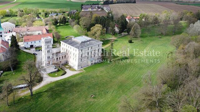 Mit seinem eindrucksvollen Angebot von 35 Zimmern, 12 Bädern und einem weitläufigen 22,8 Hektar großen englischen Park, der das Anwesen umgibt, eröffnet dieses Schloss eine Welt der Pracht und des Raffinements. | Foto: Hendrich Real Estate