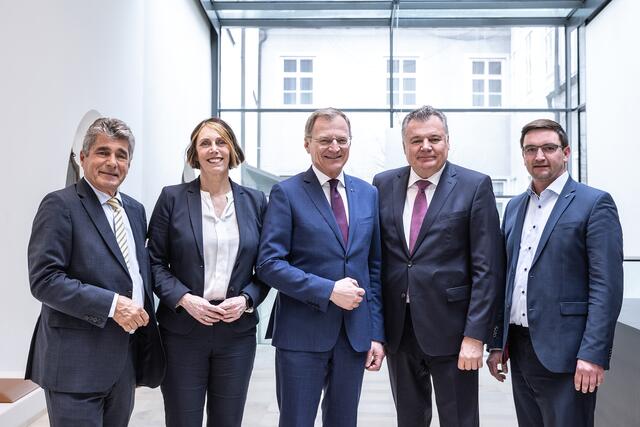 Vizebürgermeister, Herwig Mahr, Verkehrsstadträtin Eva May-Paulischin, Thomas Stelzer, Landesrat  Günther Steinkellner und Bürgermeister der Stadt Traun – Karl-Heinz Koll. | Foto: Land OÖ/Tina Gerstmair