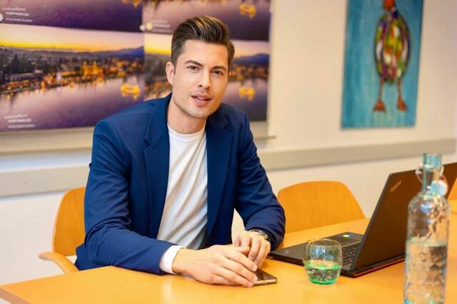 Hannes Markowitz, Geschäftsführer der Velden Tourismus GmbH, bestätigt, dass etwas fehlt. | Foto: Velden Tourismus GmbH