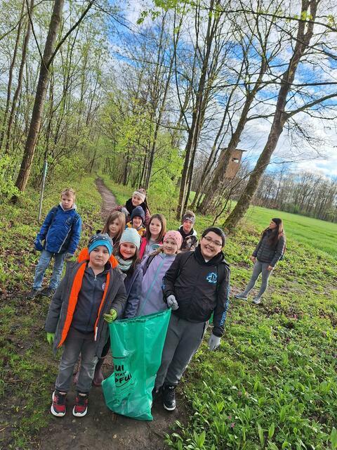 Die Volksschule Rüstorf beteiligte sich mit einer Rekordanzahl von 129 Schüler:innen bei der heurigen Flurreinigungsaktion. | Foto: Gemeinde Rüstorf