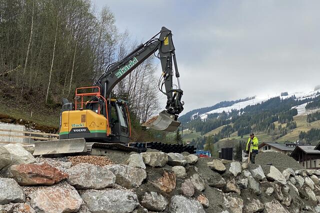 Es wird fleißig gebaggert. | Foto: Land Salzburg/Melanie Hutter