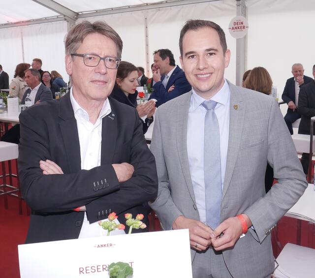 An diesem Tag einer der glücklichsten Menschen: Lichtenwörths Bürgermeister Manuel Zusag (r.). | Foto: Sascha Trimmel