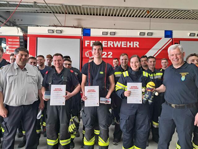 Ausbildungsleiter Hannes Draxler (li.) und Bezirksfeuerwehrkommandant-Stv. Josef Fuchsberger (re.) gratulieren Johannes Lugmayr, Johannes Pilz und Marie Theuerkauf.  | Foto: Wolfgang Zarl