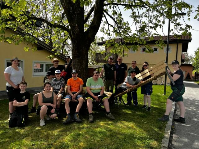 Einige Schülerinnen und Schüler der LFS Kleßheim bauten nachhaltige Rast- und Wohlfühlplätze im SOS-Kinderdorf in Seekirchen. | Foto: SOS Kinderdorf