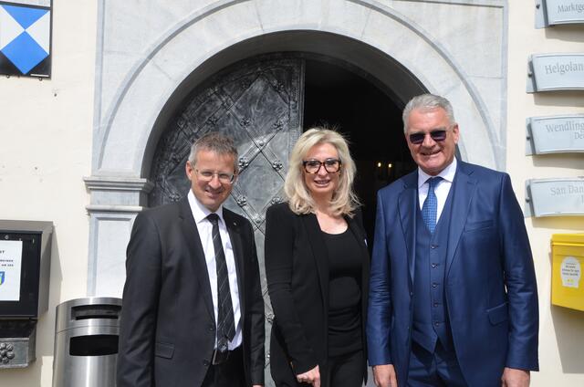 Bürgermeister Alexander Thoma, Aline Basel und Vizebürgermeister Albert Burgstaller (v.re.)