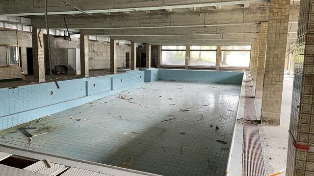 Der Schwimmbadbereich im Untergeschoß des Berwanger Hofs ist nicht mehr zu retten. | Foto: Reichel