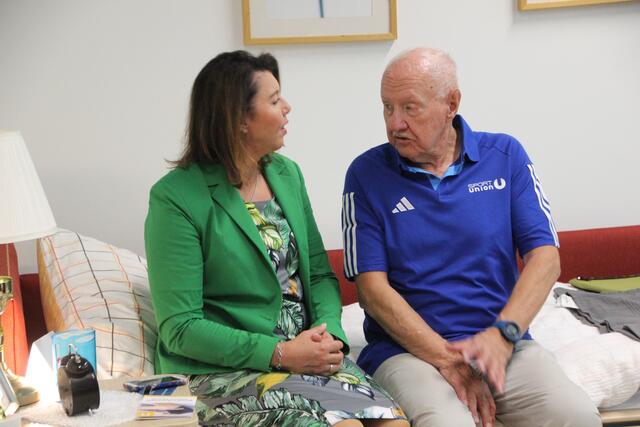 Die Sportunion Salzburg Präsidentin Michaela Bartel im Gespräch mit dem Sportfunktionär Alfred Koch aus Wals. | Foto: Martin Schöndorfer, 2024