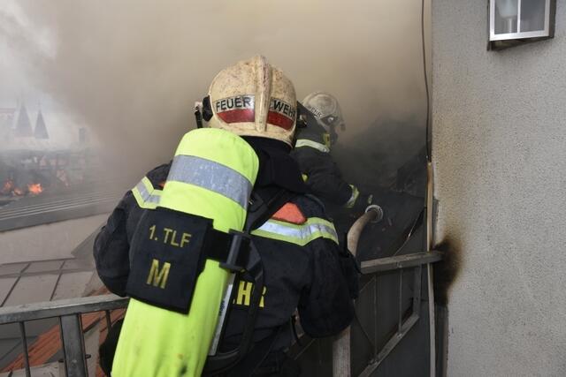In der Wohnung des Mannes kam es zur Explosion, er selbst brannte am Unterkörper. (Symbolfoto) | Foto: Berufsfeuerwehr Wien