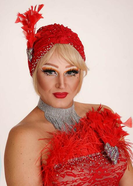 "Es gibt nicht nur Schwarz oder Weiß im Leben, sondern so viele Facetten dazwischen", das zu zeigen ist Dragqueen Gigi La Pajette ein zentrales Anliegen.  | Foto: Elfriede Pöttgen