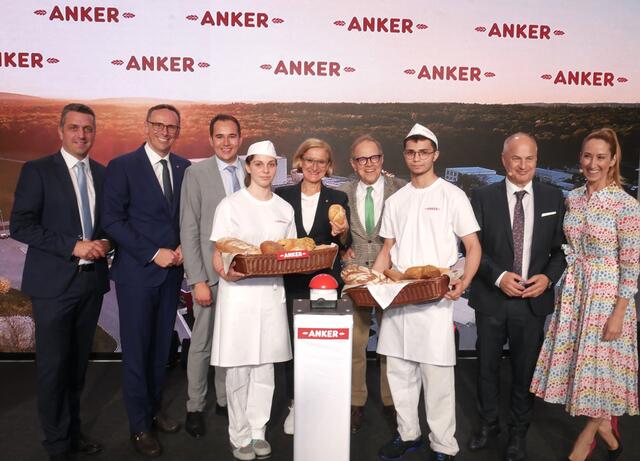 Landeshauptfrau Johanna Mikl-Leitner eröffnete mit Polit- und Wirtschaftsprominenz, Moderatorin Kati Bellowitsch (r.) und Anker-Mitarbeitern die neue Anker-Produktion in Lichtenwörth. | Foto: Sascha Trimmel