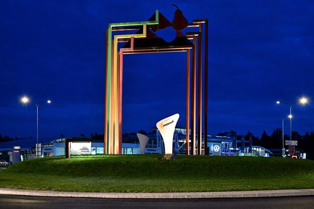 Ab sofort wieder ein echter Hingucker in den Abend- und Nachtstunden: "Tor zur Most- und Eisenstraße" von Sepp Eybl beim Kreisverkehr Weißes Kreuz in Amstetten/Neufurth im effektvollen Lichterschein. | Foto: Hans-Peter Kriener