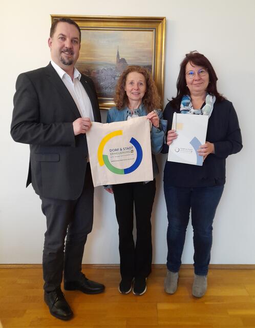 Poysdorf: Bürgermeister David Jilli mit Regionalberaterin Doris Haidvogl und Amtsleiterin Sandra Zeiler  | Foto: Dorf- &amp; Stadterneuerung/Doris Haidvogl